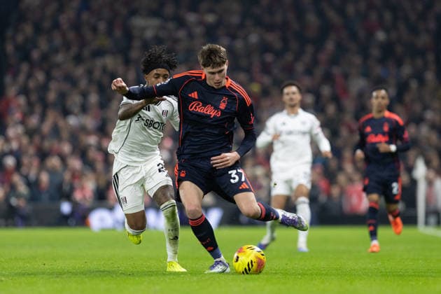 Nicolo Savona of Nottingham Forest forced to back pass by Kevin of Fulham during the Premier League match between Fulham and Nottingham Forest at Craven Cottage on December 22, 2025 in London, England. (Photo by Pedro Soares SPP) Copyright: xPedroxSoaresx xSPPx Sportspressphoto_SPR76575
