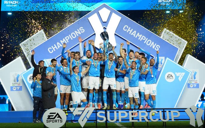 Sport Themen der Woche KW52 The award ceremony , Napoli players celebrate winning the trophy the EA Sports FC italian Supercup 2025 2026 semifinal match between Napoli and Bologna at Al-Awwal Park Stadium in Riyadh, Saudi Arabia - Soccer - Monday , December 22, 2025  Copyright: xSpada LaPressex