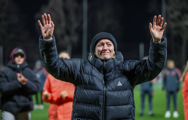 GER, Leverkusen, Bayer Leverkusen vs FC Bayern München, Google Pixel Frauen Bundesliga, Fussball, DFB, Spielzeit 2025 2026, Ulrich-Haberland-Stadion, 14. Spieltag im Bild: Lea Schüller (Bayern München Frauen 11) verabschiedet sich von den Fans unter Tränen, Emotionen beim Abschied, Trauer, Jubel, Wechsel DFB DFL REGULATIONS PROHIBIT ANY USE OF PHOTOGRAPHS AS IMAGE SEQUENCES AND OR QUASI-VIDEO, 22.12.2025 Copyright: HMBxMedia HendrikxHamelau