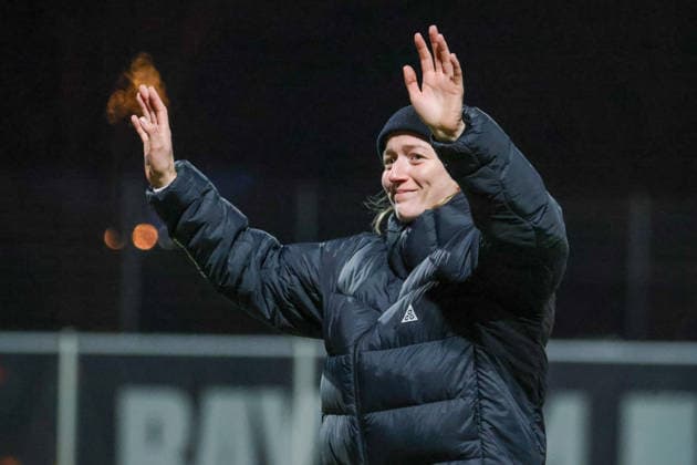 Leverkusen, Deutschland 22. Dezember 2025: 1. FBL - 2025 2026 - Bayer 04 Leverkusen vs. FC Bayern München Im Bild: Lea Schüller Schueller (FCB) verabschiedet sich emotional bei ihren Fans vom FC Bayern DFB regulations prohibit any use of photographs as image sequences and or quasi-video Ulrich-Haberland-Stadion Nordrhein Westfalen Copyright: xFotostandx xFantinix