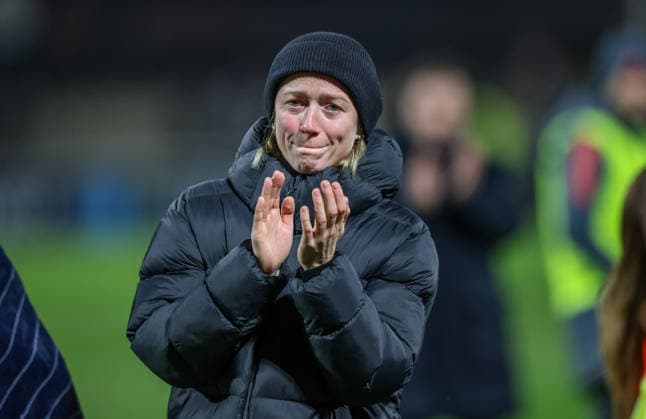 GER, Leverkusen, Bayer Leverkusen vs FC Bayern München, Google Pixel Frauen Bundesliga, Fussball, DFB, Spielzeit 2025 2026, Ulrich-Haberland-Stadion, 14. Spieltag im Bild: Lea Schüller (Bayern München Frauen 11) verabschiedet sich von den Fans von FC Bayern München Frauen, Tränen, Emotionen DFB DFL REGULATIONS PROHIBIT ANY USE OF PHOTOGRAPHS AS IMAGE SEQUENCES AND OR QUASI-VIDEO, 22.12.2025 Copyright: HMBxMedia HendrikxHamelau