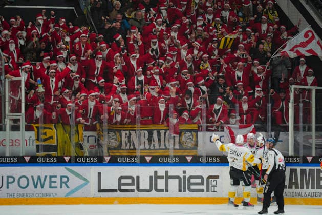 Sport Themen der Woche KW52 PORZA, SWITZERLAND - DECEMBER 22: Jonathan Hazen of Ajoie, Julius Nattinen of Ajoie and Pierre-Edouard Bellemare of Ajoie celebrates the 0-1 under their fans™ section during the Swiss National League match between HC Lugano and HC Ajoie at Corner Arena on December 22, 2025 in Porza, Switzerland. Porza Corner Arena Switzerland *** PORZA, SWITZERLAND DECEMBER 22 Jonathan Hazen of Ajoie, Julius Nattinen of Ajoie and Pierre Edouard Bellemare of Ajoie celebrates the 0 1 under their fans™ section during the Swiss National League match between HC Lugano and HC Ajoie at Corner Arena on December 22, 2025 in Porza, Switzerland Porza Corner Arena Switzerland Copyright: xJustPictures.ch JarixPestelaccix jp-en-EuSpIm-JP4_JAR_HCL_Ajoie_22Dec2025_0129