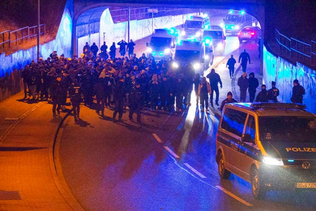 Sport Themen der Woche KW52 23.12.2025, xomx, Basketball EuroCup, Niners Chemnitz - Besiktas JK Istanbul v.l. Die Gaestefans kommen mit einem Fanmarsch unter grossem Polizeiaufgebot in die Messe Chemnitz. Chemnitz *** 23 12 2025, xomx, Basketball EuroCup, Niners Chemnitz Besiktas JK Istanbul v l The visiting fans arrive at Messe Chemnitz Chemnitz with a fan march and a large police contingent