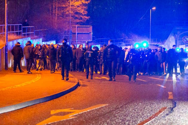 23.12.2025, xomx, Basketball EuroCup, Niners Chemnitz - Besiktas JK Istanbul v.l. Die Gaestefans kommen mit einem Fanmarsch unter grossem Polizeiaufgebot in die Messe Chemnitz. Chemnitz