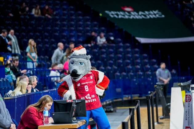 Maskottchen des HSV Hamburg in rotem Trikot mit Nr. 8 am Spielfeldrand HSV Hamburg vs Füchse Berlin