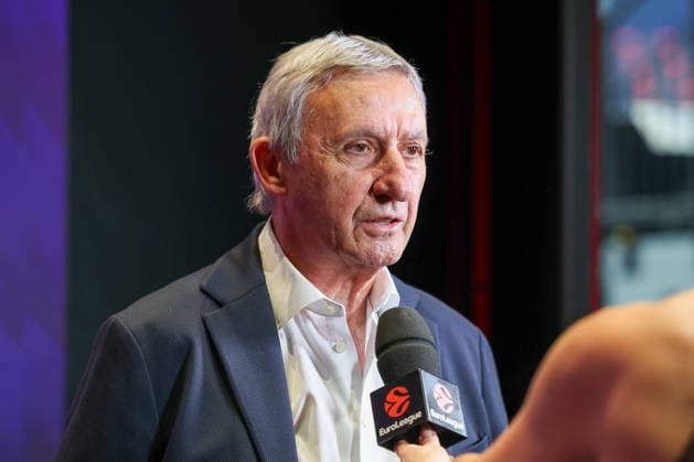 Svetislav Pesic (FC Bayern Basketball, Chef-Trainer) beim Interview vor dem Spiel, GER, FC Bayern Basketball vs. Hapoel Tel Aviv, Basketball, Euroleague, 18. Spieltag, Saison 2025 2026, 23.12.2025, GER, FC Bayern Basketball vs. Hapoel Tel Aviv, Basketball, Euroleague, 18. Spieltag, Saison 2025 2026, 23.12.2025 Muenchen Copyright: xEibner-Pressefoto JennixMaulx EP_JML