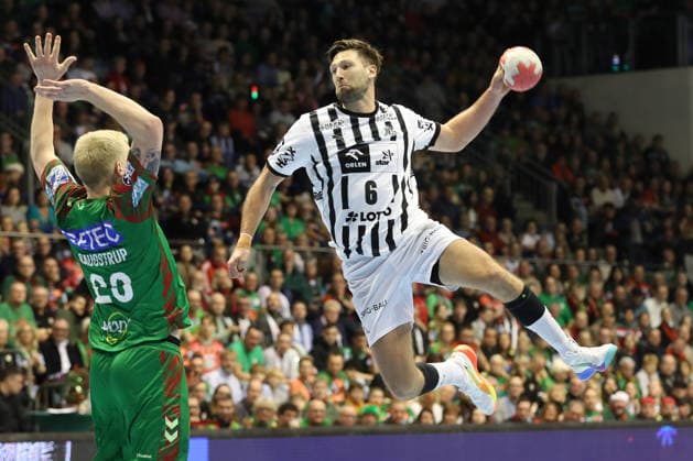23.12.2025, xtgx, SC Magdeburg - THW Kiel v.l. Harald Reinkind (Kiel, 6) wirft Tor, Torschuetze, erzielt Tor, Treffer, scores the goal Magdeburg