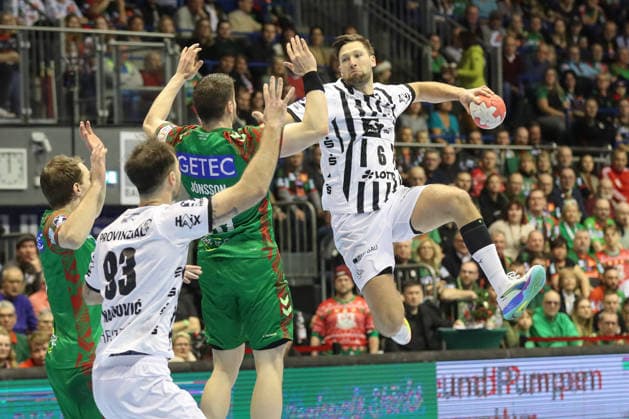 23.12.2025, xtgx, SC Magdeburg - THW Kiel v.l. Harald Reinkind (Kiel, 6) wirft Tor, Torschuetze, erzielt Tor, Treffer, scores the goal Magdeburg