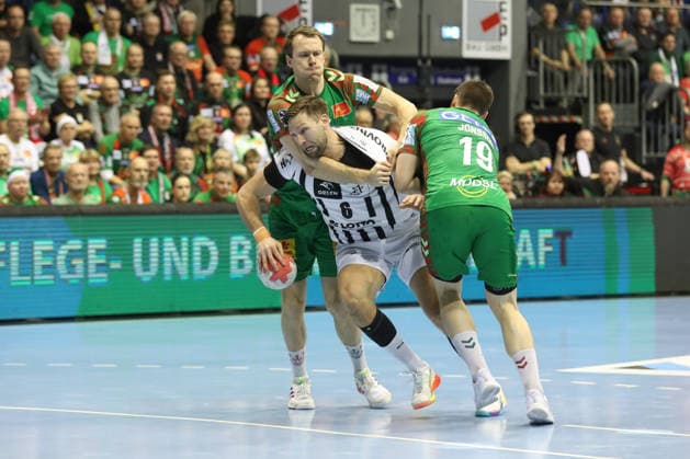 23.12.2025, xtgx, SC Magdeburg - THW Kiel v.l. Felix Claar (Magdeburg, 7), Harald Reinkind (Kiel, 6), Elvar Orn Jonsson (Magdeburg, 19) Zweikampf, Duell, Kampf, tackle Magdeburg