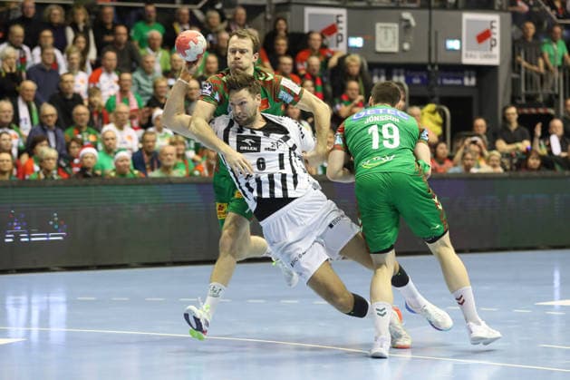 23.12.2025, xtgx, SC Magdeburg - THW Kiel v.l. Felix Claar (Magdeburg, 7), Harald Reinkind (Kiel, 6), Elvar Orn Jonsson (Magdeburg, 19) Zweikampf, Duell, Kampf, tackle Magdeburg