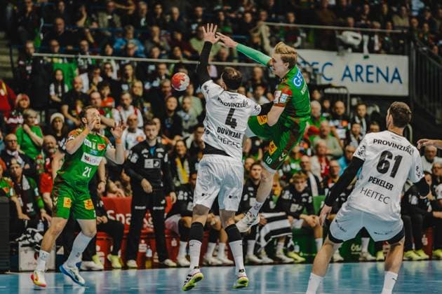 Deutschland: HBL DAIKIN Handball Bundesliga 2025 26, 6. Spieltag - SC Magdeburg vs THW Kiel - GETEC Arena (Magdeburg): Domagoj Duvnjak (THW Kiel, 4) Gisli Kristjansson (SC Magdeburg, 10) Copyright: xTomxLauruschkatx