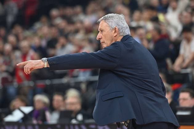 Trainer Svetislav PESIC (FCB), Gestik,gibt Anweisungen, Einzelbild,angeschnittenes Einzelmotiv, Halbfigur,halbe Figur. Basketball Euro League,Saison 2025 2026, FC Bayern Muenchen-Hapoel Te Aviv am 23.12.2025, S A P G A R D EN
