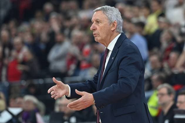 Trainer Svetislav PESIC (FCB), Gestik,gibt Anweisungen, Einzelbild,angeschnittenes Einzelmotiv, Halbfigur,halbe Figur. Basketball Euro League,Saison 2025 2026, FC Bayern Muenchen-Hapoel Te Aviv am 23.12.2025, S A P G A R D EN
