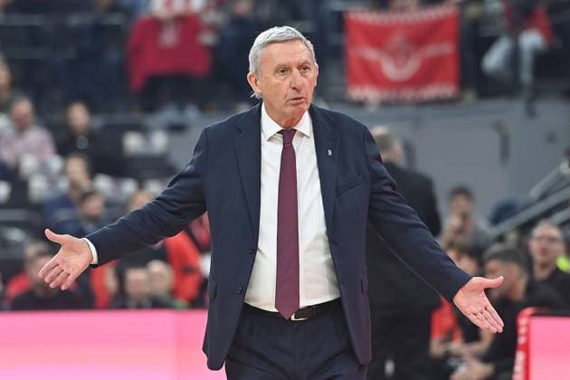 Trainer Svetislav PESIC (FCB), Gesti,ratlos, Einzelbild,angeschnittenes Einzelmotiv,Halbfigur,halbe Figur. Basketball Euro League,Saison 2025 2026, FC Bayern Muenchen-Hapoel Te Aviv am 23.12.2025, S A P G A R D EN