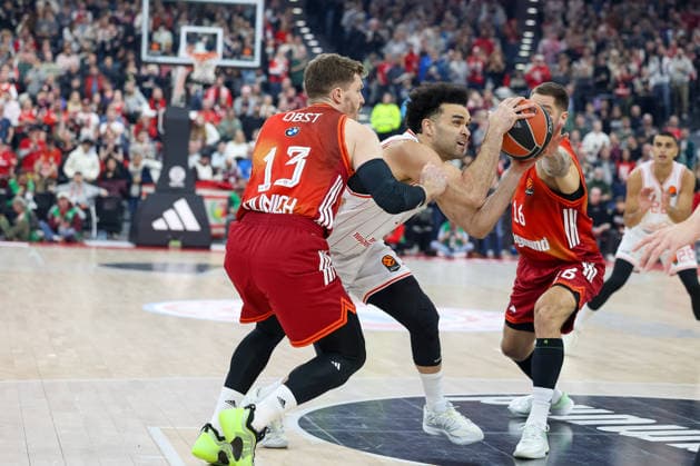 Elijah Bryant (Hapoel IBI Tel Aviv, 03) mit Ball mit Andreas Obst (FC Bayern Basketball, 13) und Stefan Jovic (FC Bayern Basketball, 16), GER, FC Bayern Basketball vs. Hapoel Tel Aviv, Basketball, Euroleague, 18. Spieltag, Saison 2025 2026, 23.12.2025, GER, FC Bayern Basketball vs. Hapoel Tel Aviv, Basketball, Euroleague, 18. Spieltag, Saison 2025 2026, 23.12.2025 Muenchen Copyright: xEibner-Pressefoto JennixMaulx EP_JML