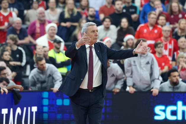 Svetislav Pesic (FC Bayern Basketball, Chef-Trainer) gestikuliert, GER, FC Bayern Basketball vs. Hapoel Tel Aviv, Basketball, Euroleague, 18. Spieltag, Saison 2025 2026, 23.12.2025, GER, FC Bayern Basketball vs. Hapoel Tel Aviv, Basketball, Euroleague, 18. Spieltag, Saison 2025 2026, 23.12.2025 Muenchen Copyright: xEibner-Pressefoto JennixMaulx EP_JML