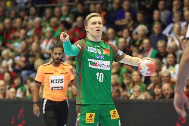 23.12.2025, xgox, Handball - Daikin HBL SC Magdeburg - THW Kiel emspor, v.l. Gisli Thorgeir Kristjansson (Magdeburg, 10) am Ball, plays the ball Magdeburg