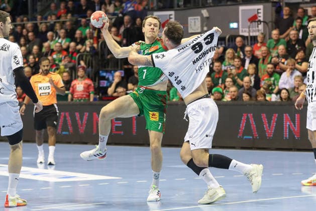 23.12.2025, xgox, Handball - Daikin HBL SC Magdeburg - THW Kiel emspor, v.l. Felix Claar (Magdeburg, 7), Veron Nacinovic (Kiel, 93) Zweikampf, Duell, Kampf, tackle Magdeburg