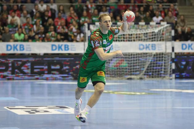 23.12.2025, xgox, Handball - Daikin HBL SC Magdeburg - THW Kiel emspor, v.l. Omar Ingi Magnusson (Magdeburg, 14) am Ball, plays the ball Magdeburg
