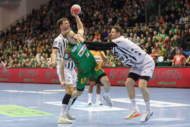23.12.2025, xgox, Handball - Daikin HBL SC Magdeburg - THW Kiel emspor, v.l. Veron Nacinovic (Kiel, 93), Omar Ingi Magnusson (Magdeburg, 14), k61 Zweikampf, Duell, Kampf, tackle Magdeburg