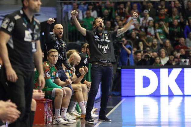 23.12.2025, xgox, Handball - Daikin HBL SC Magdeburg - THW Kiel emspor, v.l. Bennet Wiegert (Magdeburg, Trainer) Jubel, Torjubel, jubelt ueber das Tor, celebrate the goal, celebration Magdeburg