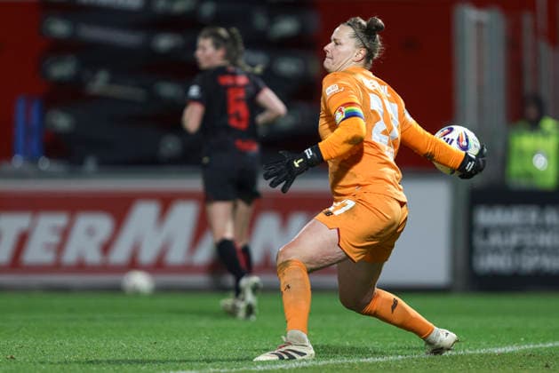 Torfrau Friederike Repohl (Bayer 04 Leverkusen) in Aktion, am Ball, Einzelaktion waehrend des Spiels der Frauen Bundesliga zwischen Bayer 04 Leverkusen und Bayern München, Ulrich-Haberland-Stadion am 22. Dezember 2025 in Leverkusen, Deutschland. (Foto von Oliver Kaelke DeFodi Images) +++ Torfrau Friederike Repohl (Bayer 04 Leverkusen) controls the ball during the Woman Bundesliga match between Bayer 04 Leverkusen and Bayern München at Ulrich-Haberland-Stadion on December 22, 2025 in Leverkusen, Germany. (Photo by Oliver Kaelke DeFodi Images) DFL regulations prohibit any use of photographs as image sequences and or quasi-video. (Photo by Oliver Kaelke DeFodi Images) -