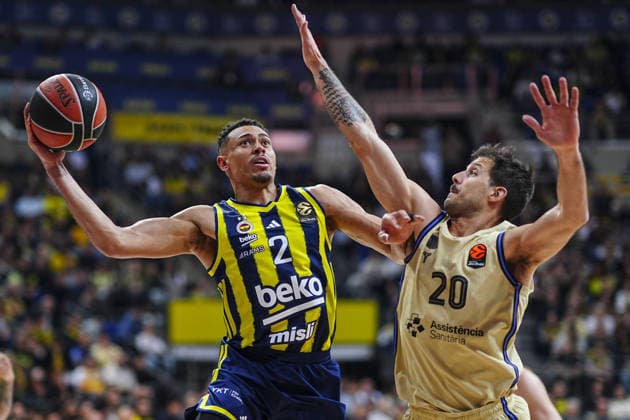 Fenerbahce Beko v Barcelona - EuroLeague ISTANBUL, TURKIYE - DECEMBER 23: Wade Baldwin (2) of Fenerbahce Beko in action against Nicolas Laprovittola (20) of Barcelona during EuroLeague week 18 basketball match between Fenerbahce Beko and Barcelona at Ulker Sports and Event Hall in Istanbul, Turkiye on December 23, 2025. Agit Erdi Ulukaya Anadolu Istanbul Turkey. Editorial use only. Please get in touch for any other usage.  Copyright: x2025xAnadoluxAgitxErdixUlukayax