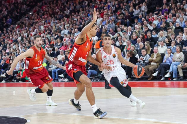 Yam Madar (Hapoel IBI Tel Aviv, 26) mit Oscar da Silva (FC Bayern Basketball, 01) und Stefan Jovic (FC Bayern Basketball, 16), GER, FC Bayern Basketball vs. Hapoel Tel Aviv, Basketball, Euroleague, 18. Spieltag, Saison 2025 2026, 23.12.2025, GER, FC Bayern Basketball vs. Hapoel Tel Aviv, Basketball, Euroleague, 18. Spieltag, Saison 2025 2026, 23.12.2025 Muenchen Copyright: xEibner-Pressefoto JennixMaulx EP_JML
