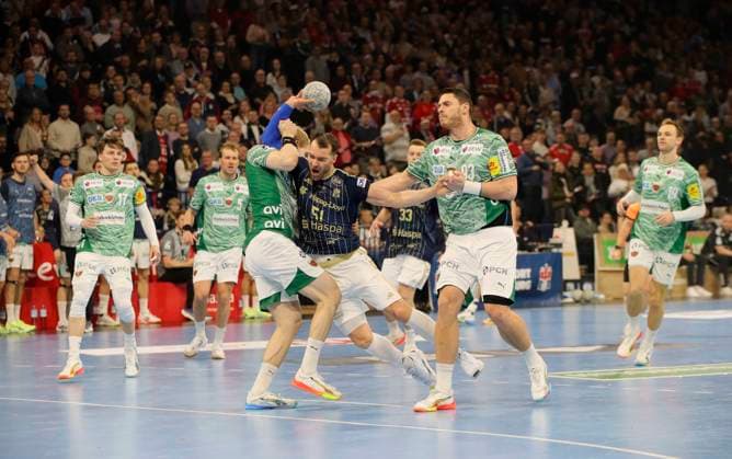 Foto : Torwurf von .... Casper MORTENSEN (HSV) gegen Matthes Langhoff (Füchse) und rechts ... Mijajlo Marsenic (Füchse) Handball Herren 1. Bundesliga am Di. 23.12.2025 HSV Handball - Füchse Berlin