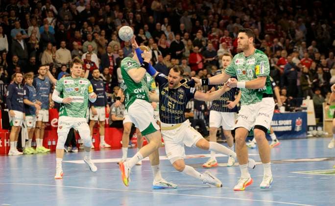 Foto : Torwurf von .... Casper MORTENSEN (HSV) gegen Matthes Langhoff (Füchse) und rechts ... Mijajlo Marsenic (Füchse) Handball Herren 1. Bundesliga am Di. 23.12.2025 HSV Handball - Füchse Berlin