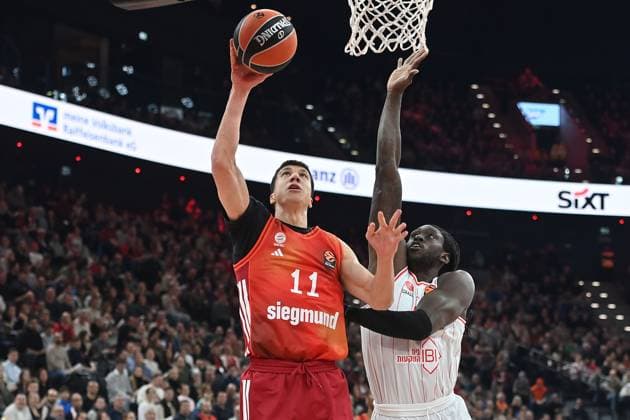 VLADIMIR LUCIC (FCB), Aktion,Zweikampf gegen Ish WAINRIGHT (Hapoel). Basketball Euro League,Saison 2025 2026, FC Bayern Muenchen-Hapoel Te Aviv am 23.12.2025, S A P G A R D EN