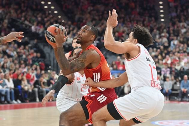 Isiaha MIKE (FCB), Aktion,Zweikampf gegen Collin MALCOLM (Hapoel). Basketball Euro League,Saison 2025 2026, FC Bayern Muenchen-Hapoel Te Aviv am 23.12.2025, S A P G A R D EN