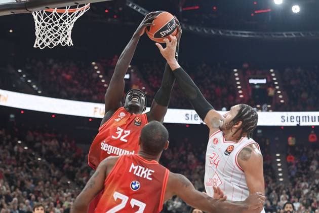 Wenyen GABRIEL (FCB), Aktion,Zweikampf gegen Ish WAINRIGHT (Hapoel). Basketball Euro League,Saison 2025 2026, FC Bayern Muenchen-Hapoel Te Aviv am 23.12.2025, S A P G A R D EN