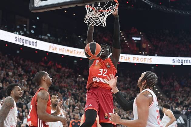 Wenyen GABRIEL (FCB),Korbwurf,Aktion. Basketball Euro League,Saison 2025 2026, FC Bayern Muenchen-Hapoel Te Aviv am 23.12.2025, S A P G A R D EN