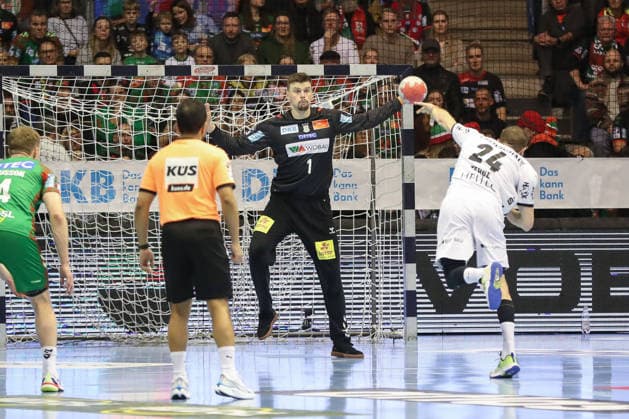 23.12.2025, xgox, Handball - Daikin HBL SC Magdeburg - THW Kiel emspor, v.l. Sergey Hernandez Ferrer (Magdeburg, 1) beim Siebenmeter gegen Lukas Zerbe (Kiel, 24) Magdeburg