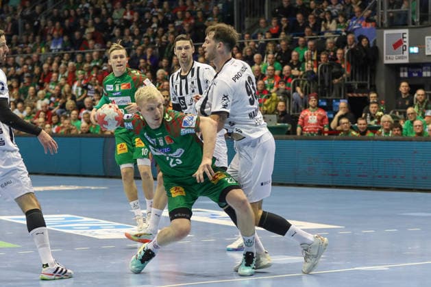 23.12.2025, xgox, Handball - Daikin HBL SC Magdeburg - THW Kiel emspor, v.l. Magnus Saugstrup (Magdeburg, 23), Veron Nacinovic (Kiel, 93) Zweikampf, Duell, Kampf, tackle Magdeburg