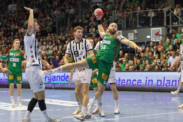 23.12.2025, xgox, Handball - Daikin HBL SC Magdeburg - THW Kiel emspor, v.l. Oscar Bergendahl (Magdeburg, 54) wirft Tor, Torschuetze, erzielt Tor, Treffer, scores the goal Magdeburg