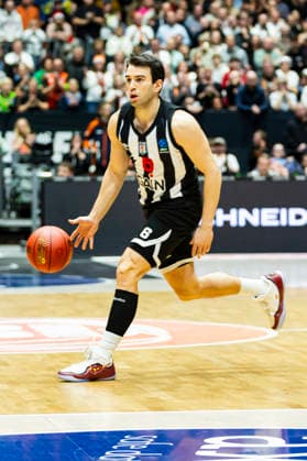 23.12.2025, xomx, Basketball EuroCup, Niners Chemnitz - Besiktas JK Istanbul v.l. BERK UGURLU (Besiktas GAIN Istanbul) am Ball. Einzelbild, Freisteller, Chemnitz