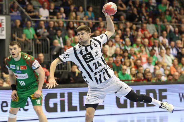 23.12.2025, xtgx, SC Magdeburg - THW Kiel v.l. Lukas Zerbe (Kiel, 24) wirft Tor, Torschuetze, erzielt Tor, Treffer, scores the goal Siebenmeter Magdeburg