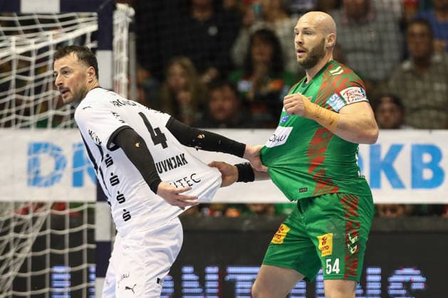 23.12.2025, xtgx, SC Magdeburg - THW Kiel v.l. Domagoj Duvnjak (Kiel, 4), Oscar Bergendahl (Magdeburg, 54) Zweikampf, Duell, Kampf, tackle Magdeburg