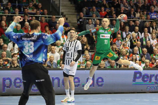 23.12.2025, xtgx, SC Magdeburg - THW Kiel v.l. Daniel Pettersson (Magdeburg, 11) wirft Tor, Torschuetze, erzielt Tor, Treffer, scores the goal Magdeburg