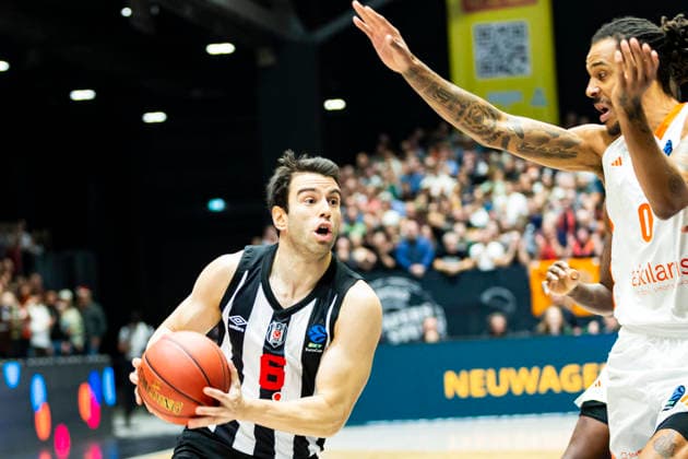 23.12.2025, xomx, Basketball EuroCup, Niners Chemnitz - Besiktas JK Istanbul v.l. BERK UGURLU (Besiktas GAIN Istanbul) am Ball im Zweikampf mit Kevin Yebo (Niners Chemnitz) Chemnitz