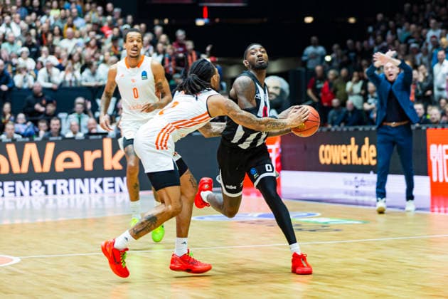 23.12.2025, xomx, Basketball EuroCup, Niners Chemnitz - Besiktas JK Istanbul v.l. Nike Sibande (Niners Chemnitz) und JONAH MATHEWS (Besiktas GAIN Istanbul) im Zweikampf am Ball. Chemnitz