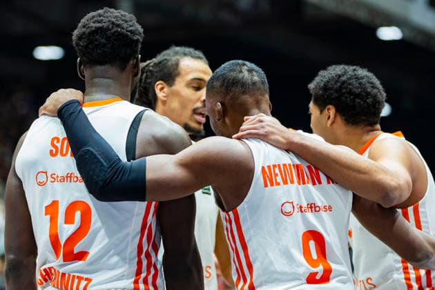 23.12.2025, xomx, Basketball EuroCup, Niners Chemnitz - Besiktas JK Istanbul v.l. Spielerkreis, Mannschaftskreis, Abklatschen. Amadou Sow (Niners Chemnitz), John Newman III (Niners Chemnitz), Kevin Yebo (Niners Chemnitz) Chemnitz