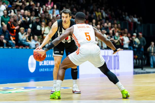 23.12.2025, xomx, Basketball EuroCup, Niners Chemnitz - Besiktas JK Istanbul v.l. BERK UGURLU (Besiktas GAIN Istanbul) am Ball. Corey Davis Jr. (Niners Chemnitz) Chemnitz