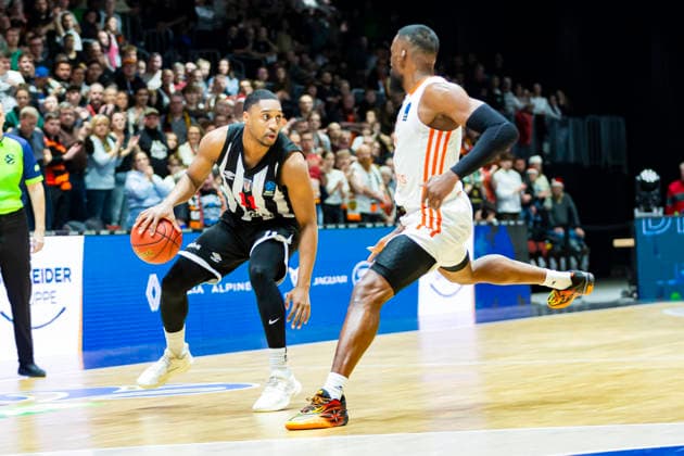 23.12.2025, xomx, Basketball EuroCup, Niners Chemnitz - Besiktas JK Istanbul v.l. BRYNTON LEMAR (Besiktas GAIN Istanbul) am Ball. John Newman III (Niners Chemnitz) Chemnitz
