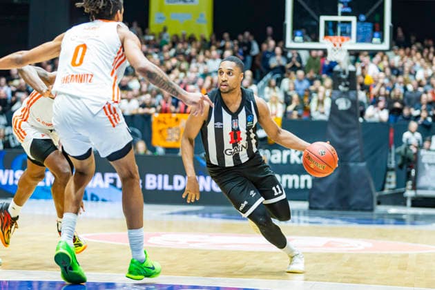 23.12.2025, xomx, Basketball EuroCup, Niners Chemnitz - Besiktas JK Istanbul v.l. BRYNTON LEMAR (Besiktas GAIN Istanbul) am Ball. Kevin Yebo (Niners Chemnitz) Chemnitz