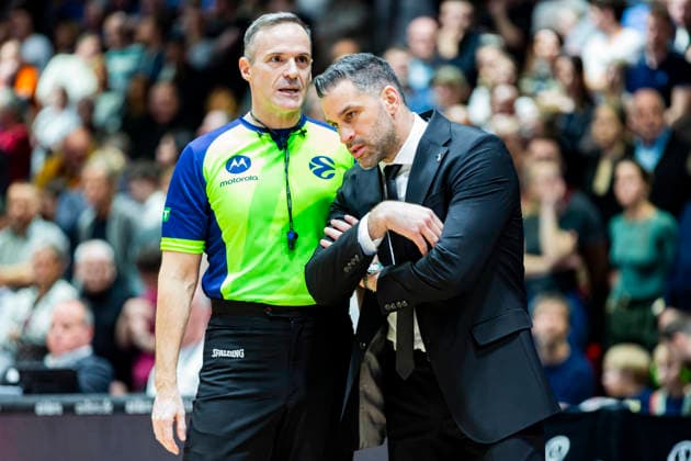 23.12.2025, xomx, Basketball EuroCup, Niners Chemnitz - Besiktas JK Istanbul v.l. DUSAN ALIMPIJEVIC (Besiktas GAIN Istanbul Trainer Headcoach). Chemnitz