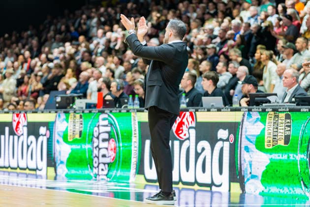 23.12.2025, xomx, Basketball EuroCup, Niners Chemnitz - Besiktas JK Istanbul v.l. DUSAN ALIMPIJEVIC (Besiktas GAIN Istanbul Trainer Headcoach). Einzelbild, Freisteller, Chemnitz