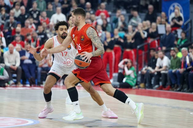 Stefan Jovic (FC Bayern Basketball, 16) mit Collin Malcolm (Hapoel IBI Tel Aviv, 17), GER, FC Bayern Basketball vs. Hapoel Tel Aviv, Basketball, Euroleague, 18. Spieltag, Saison 2025 2026, 23.12.2025, GER, FC Bayern Basketball vs. Hapoel Tel Aviv, Basketball, Euroleague, 18. Spieltag, Saison 2025 2026, 23.12.2025 Muenchen Copyright: xEibner-Pressefoto JennixMaulx EP_JML